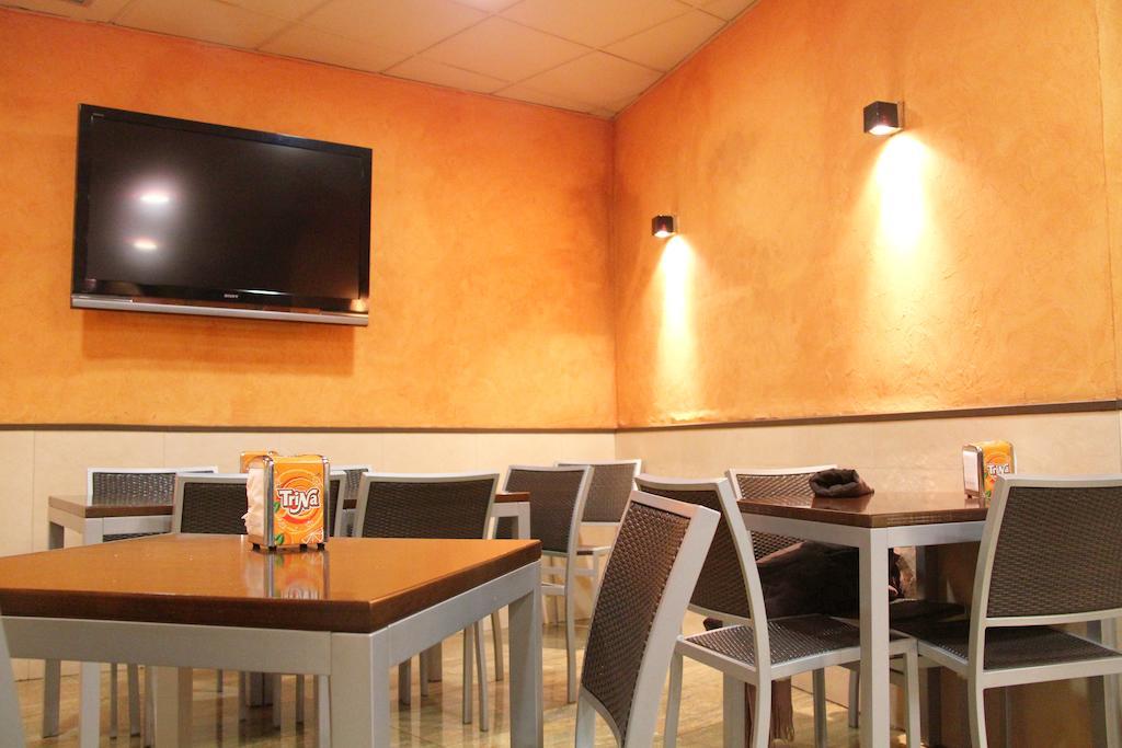 Hostal Cafeteteria Goya Barbastro Bagian luar foto