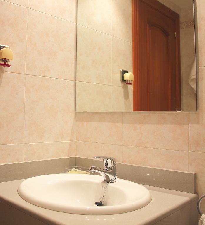 Hostal Cafeteteria Goya Barbastro Ruang foto