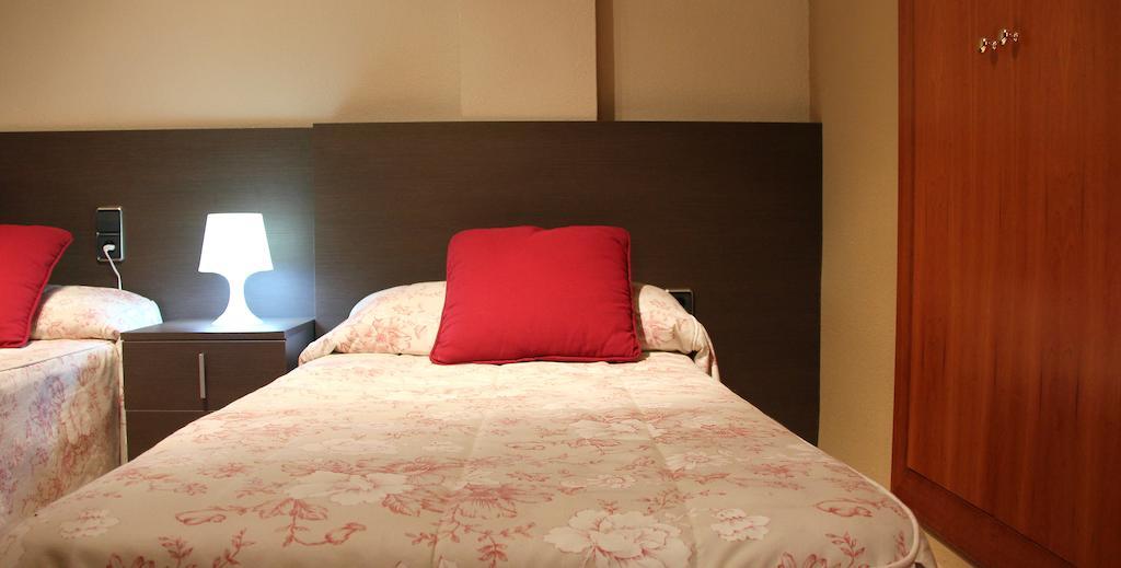 Hostal Cafeteteria Goya Barbastro Ruang foto