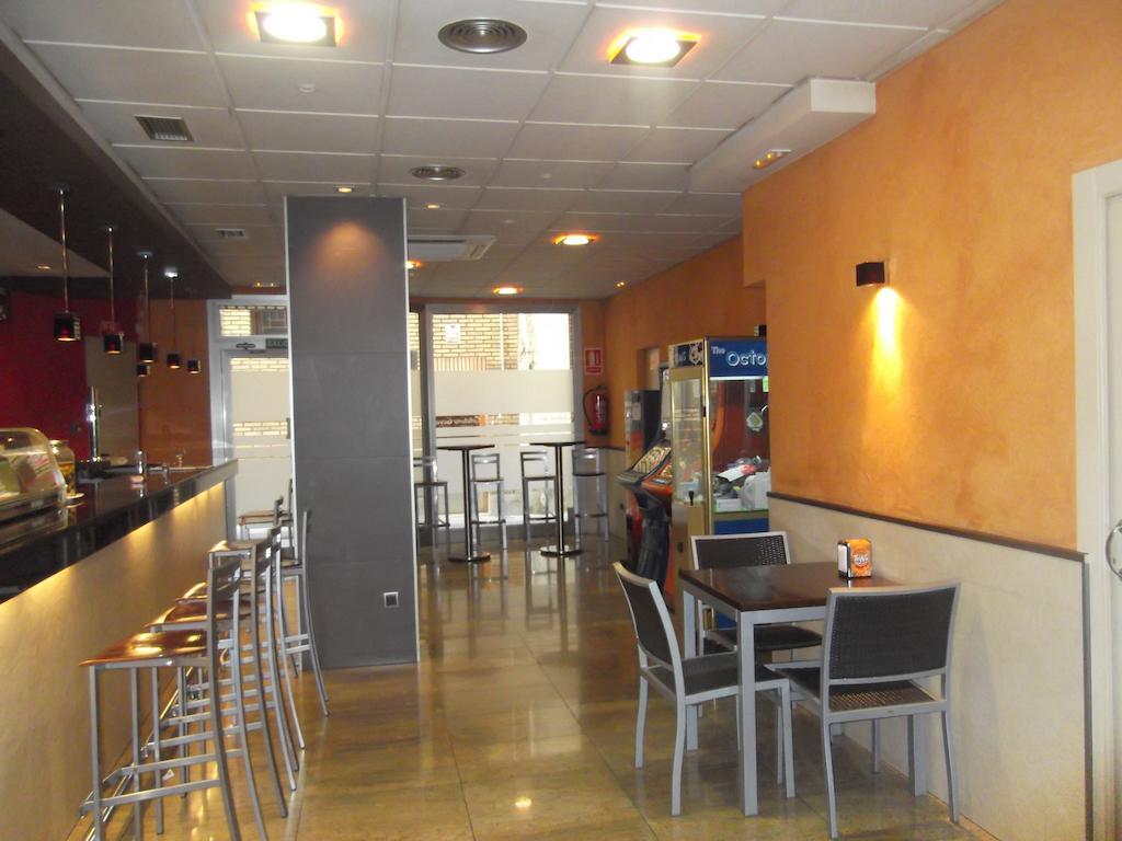 Hostal Cafeteteria Goya Barbastro Bagian luar foto