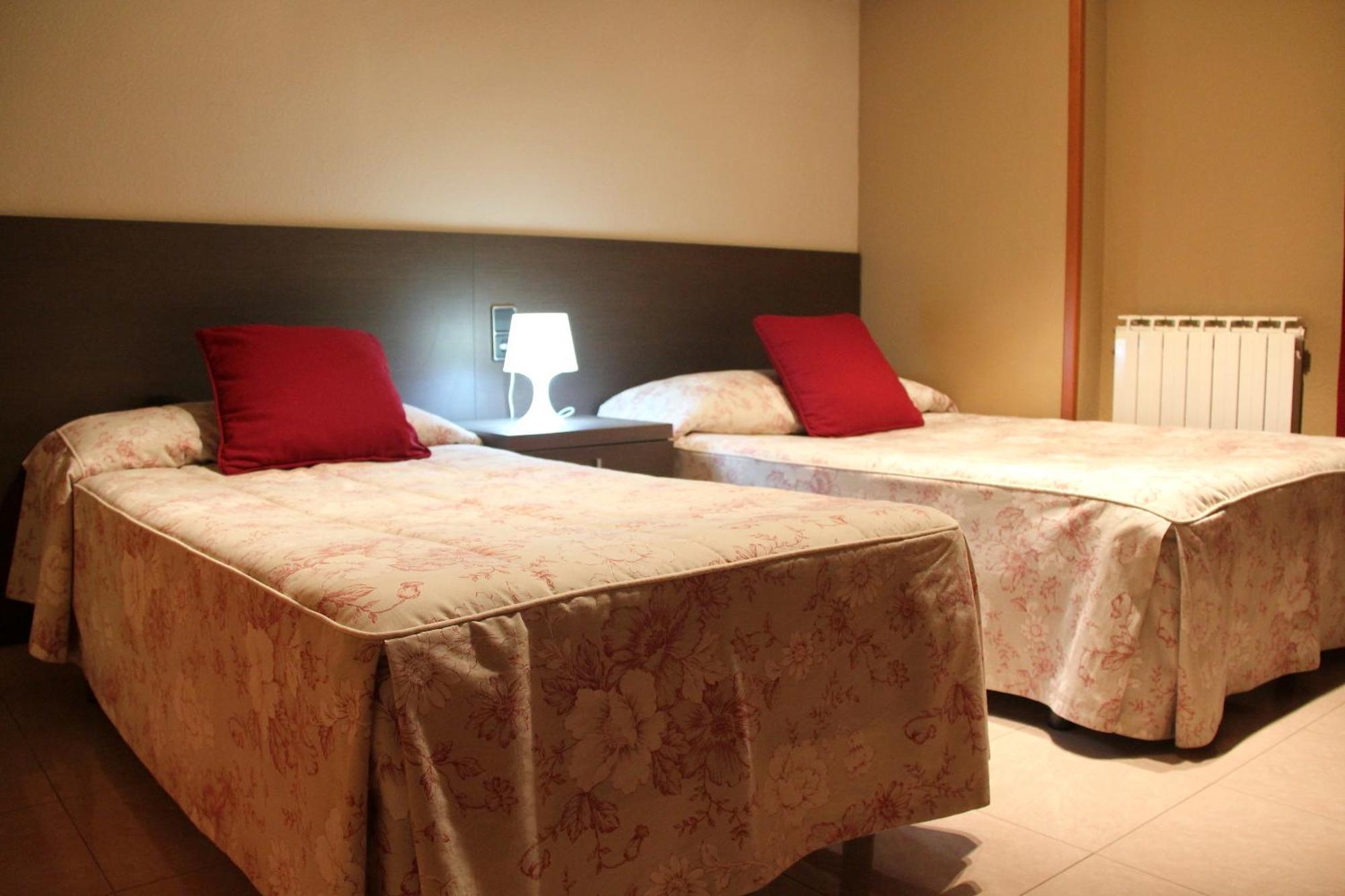 Hostal Cafeteteria Goya Barbastro Ruang foto