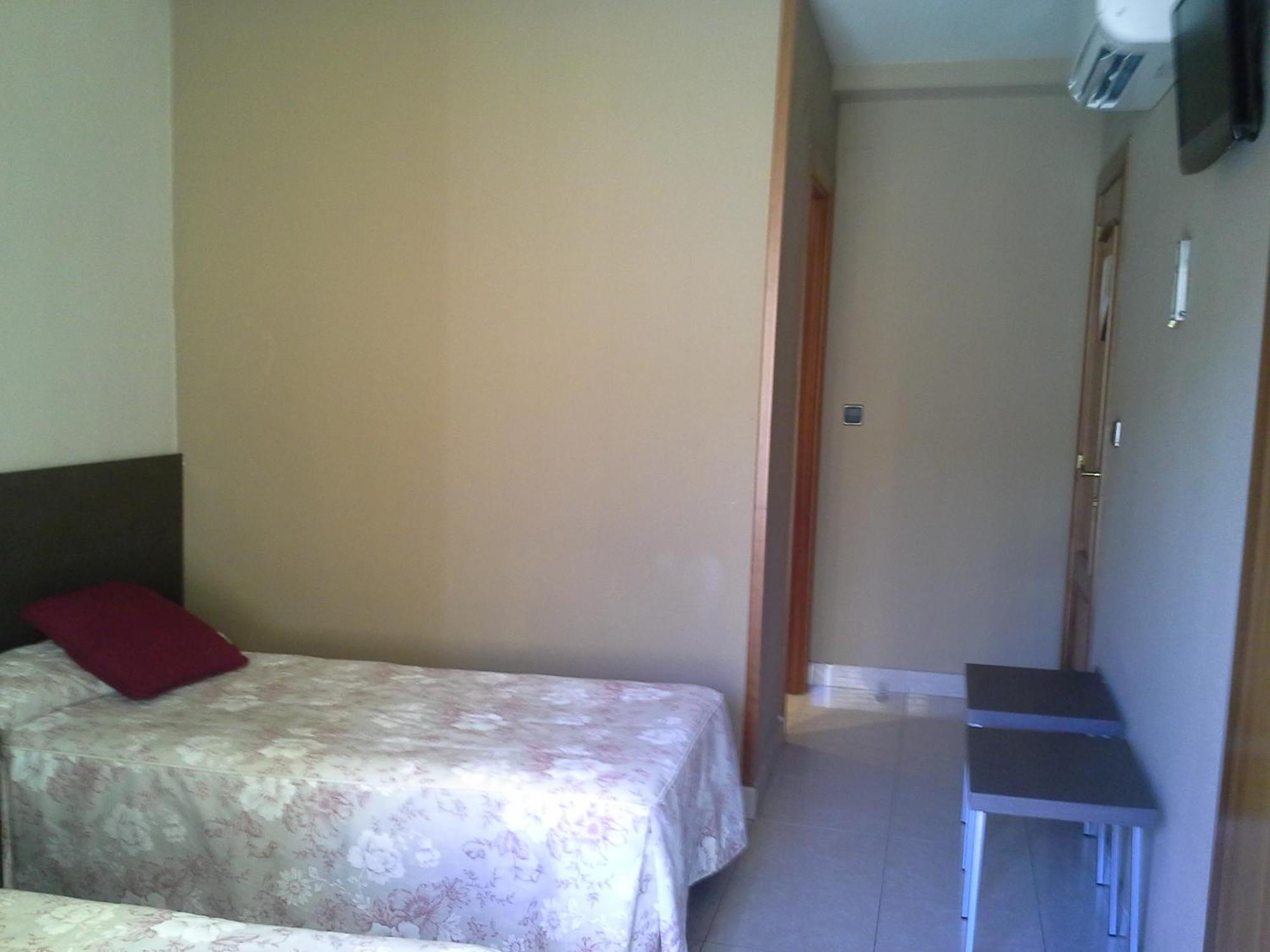 Hostal Cafeteteria Goya Barbastro Ruang foto